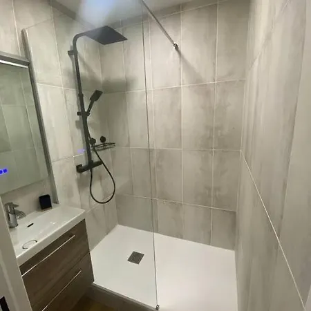Apartment F3 400 M De La