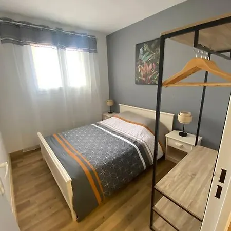 Apartment F3 400 M De La